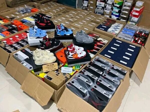 NIKE SNEAKERS