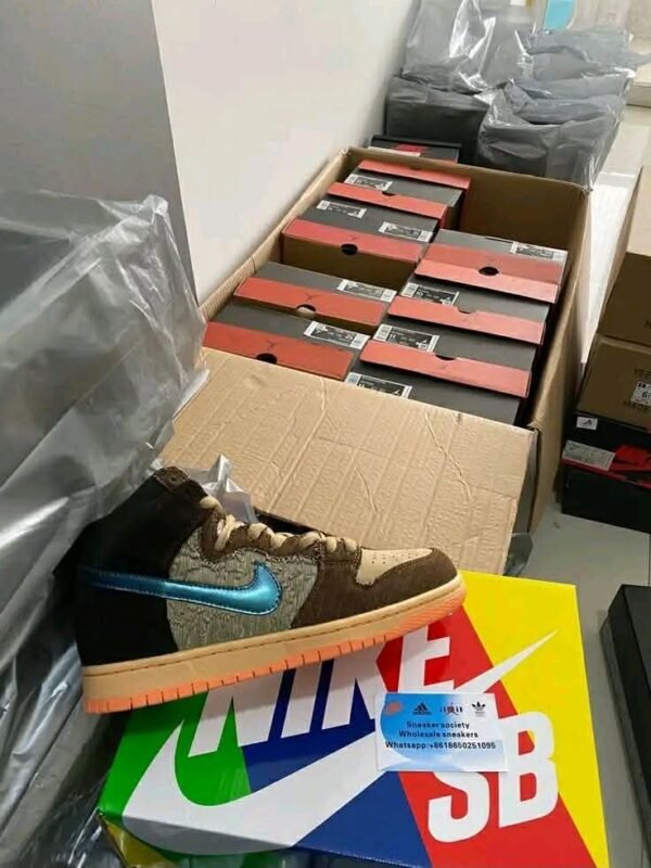 NIKE SNEAKERS