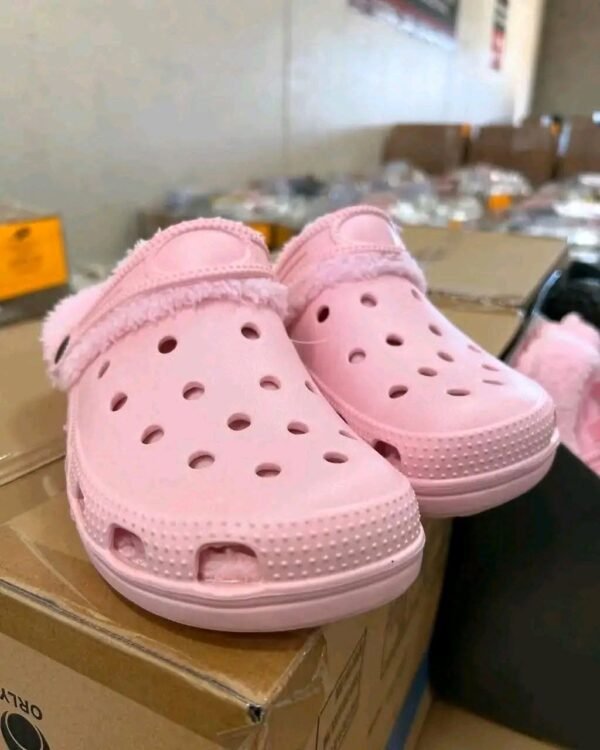 799347202_122098823133483886_2805299609214839440_n Crocs Pallet
